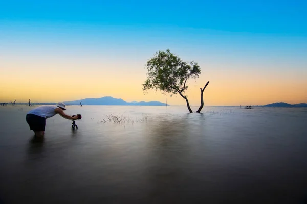 Азія Людина Фотограф Фотограф Фотографує Схід Сонця Пляжі Прекрасним Відображенням — стокове фото