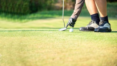 Sağlıklı spor için güneşli bir günde golf sahasında golf sopası takan El Asyalı 'yı kapatın. Yaşam Tarzı Konsepti.