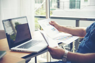 Çalışırken dizüstü bilgisayar kullanan genç bir iş adamının portresi. iş evden çalışıyor