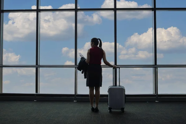 Зображення Жінки Аеропорту Дивлячись Зліт Літака Бізнес — стокове фото