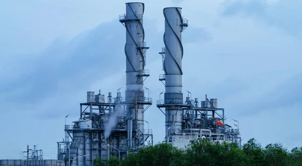 Petrokemisk Anläggning Oljeraffinaderi Anläggning Petrokemisk Industrifastighet Skymningen Med Enorma Lagringstankar — Stockfoto