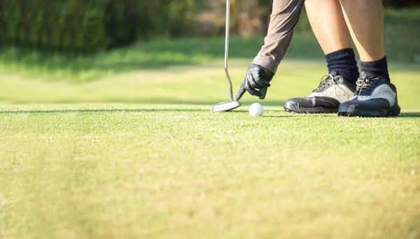 Närbild Hand Asiatiska Sätta Golfboll Tee Med Klubb Golfbana Solig — Stockfoto