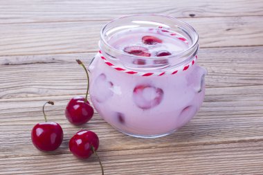 bir cam kavanoza vişne yoğurt