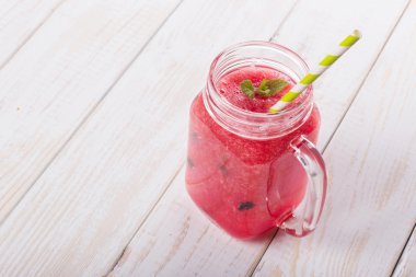 karpuz dilimleri ile kokteyl güler yüzlü ile jar