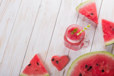 karpuz dilimleri ile kokteyl güler yüzlü ile jar