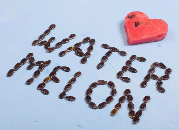 Eu amo melancia é escrito a partir das sementes com fatia de melancia — Fotografia de Stock