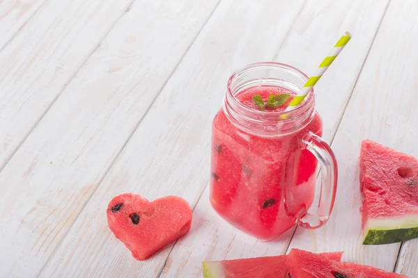 Jar met een cocktail smoothie met Watermeloen slices — Stockfoto