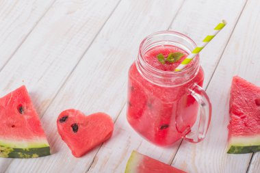karpuz dilimleri ile kokteyl güler yüzlü ile jar