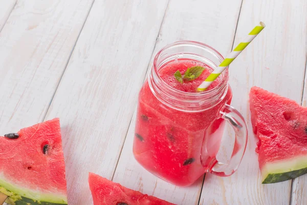 Jar med en cocktail smoothie med vattenmelon skivor — Stockfoto