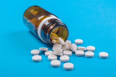 Meny farklı renkli şeritler hapları. Tıp arka plan f