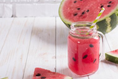 Saman ile Cam Kavanozda Karpuz Suyu Smoothies. Taze Kırmızı