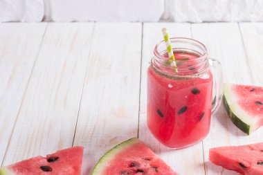 Saman ile Cam Kavanozda Karpuz Suyu Smoothies. Taze Kırmızı