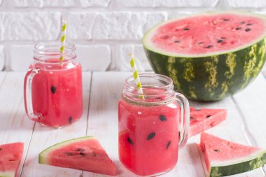 Saman ile Cam Kavanozda Karpuz Suyu Smoothies. Taze Kırmızı