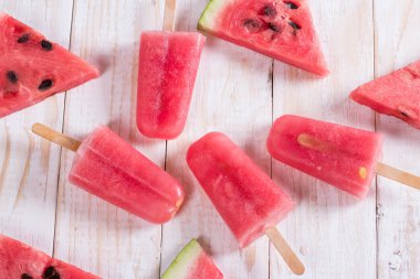 Beyaz tahtada karpuz dondurması. Kırmızı karpuz dilimleri