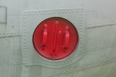 Uçak, alüminyum perçin ve kapak sayfasıyla bir parçası