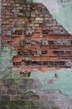 Kırık boya ve sıva ile eski tuğla duvar