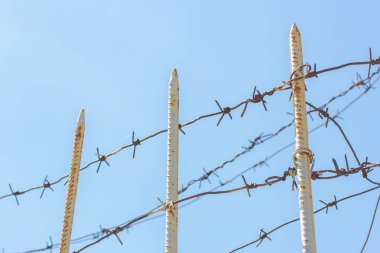 Gökyüzündeki dikenli teller