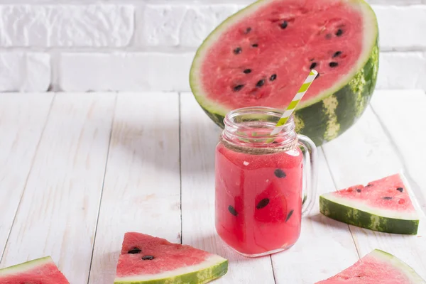 Batidos de jugo de sandía en tarro de cristal con paja. Rojo fresco — Foto de Stock