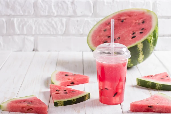 Batidos de jugo de sandía en una taza de plástico con una paja. Fre — Foto de Stock