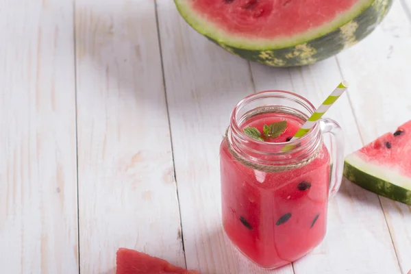 Batidos de jugo de sandía en tarro de cristal con paja. Rojo fresco — Foto de Stock