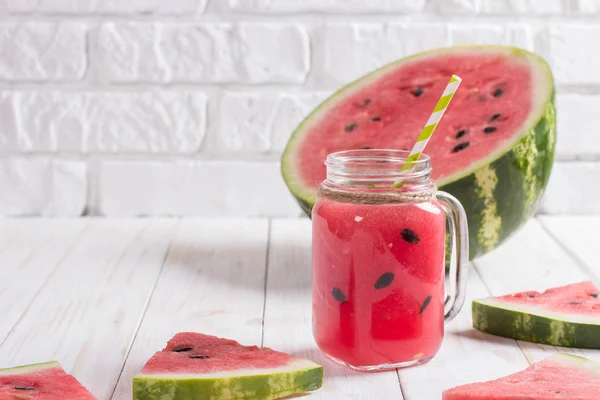 Batidos de jugo de sandía en tarro de cristal con paja. Rojo fresco — Foto de Stock