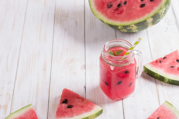 Smoothies van watermeloen sap in glazen pot met stro. Verse rode — Stockfoto