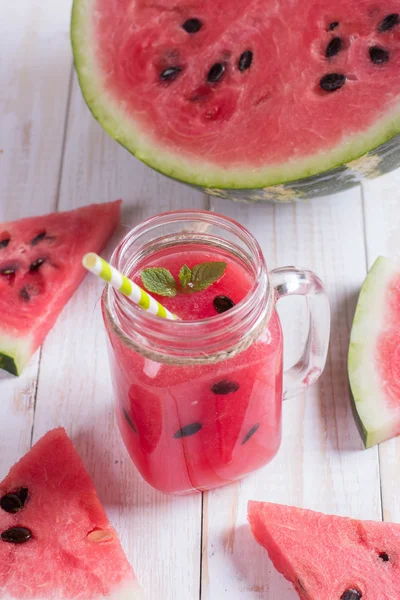 Smoothies de suco de melancia em jarro de vidro com palha. Vermelho fresco — Fotografia de Stock