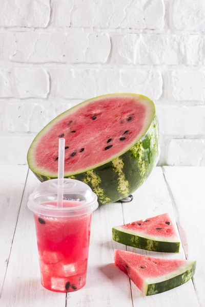 Batidos de jugo de sandía en una taza de plástico con una paja. Fre — Foto de Stock