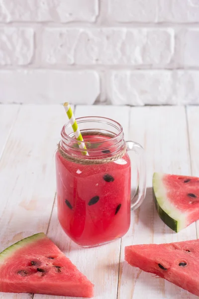 Batidos de jugo de sandía en tarro de cristal con paja. Rojo fresco — Foto de Stock