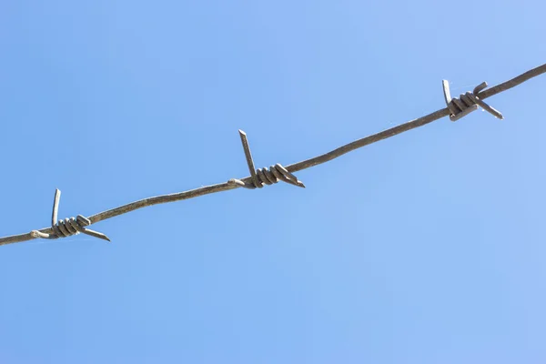 Taggtråd på himlen — Stockfoto