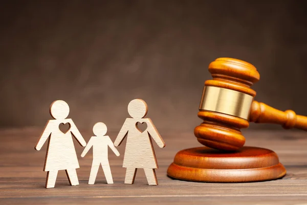 同性家族の子供。レズビアン家族の親の権利での養子縁組または母親の成長。二人のレズビアンの手と子供と裁判官ハンマー — ストック写真