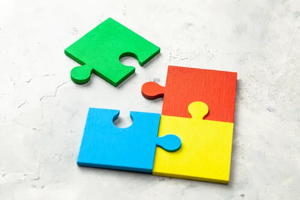 Het gekleurde deel van de puzzel. Concept van teamondersteuning en partnerhulp — Stockfoto