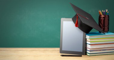 Online eğitim. Evde uzaktan öğrenme. Tablet ve mezun şapkalı bir yığın kitap. Metin için alanı kopyala.