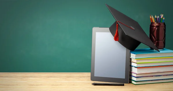 Online oktatás. Távolságtanulás otthon. Tablet és halom könyv diplomás kalapban. A szöveg másolási helye. — Stock Fotó