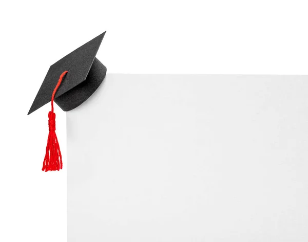 Sombrero de graduado en la esquina de la pancarta de papel. Maqueta aislada sobre fondo blanco — Foto de Stock
