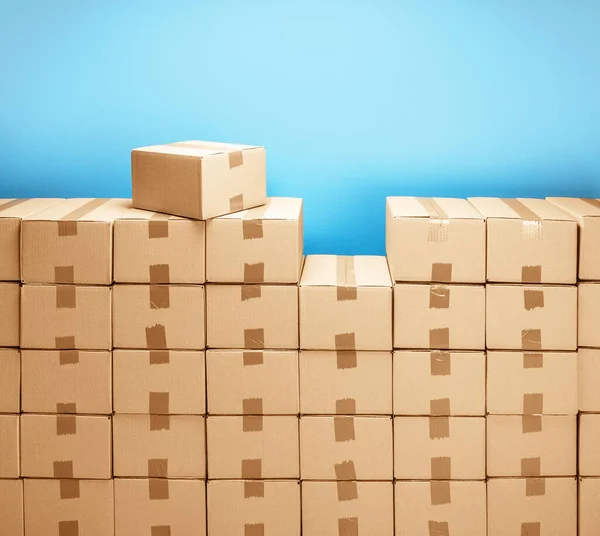 Caixas de papelão para entrega ou movimentação. Pilha de caixas e fundo azul — Fotografia de Stock