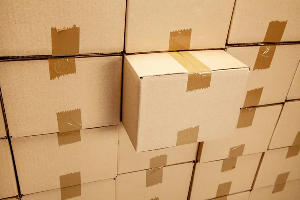 Caixas de papelão para entrega ou movimentação. Uma caixa é especial e tirada. Pilha de caixas — Fotografia de Stock