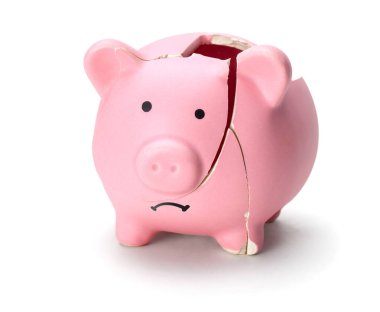 Kırık domuz kumbarası beyaz arka planda izole edilmiş.