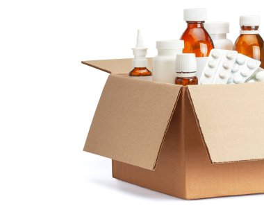 Eczaneden eve ilaç teslimatı. İçinde ilaçlar, haplar, şişeler, spreyler olan karton bir kutu. Beyaz bir arkaplanda izole edilmiş