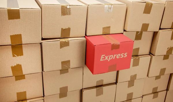 Caixas de papelão para entrega expressa ou em movimento. Uma caixa é especial e tirada. Pilha de caixas — Fotografia de Stock