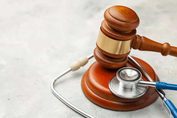 ギャベル判事と聴診器。医療に関する法律、医療上の過失に関する文章 — ストック写真