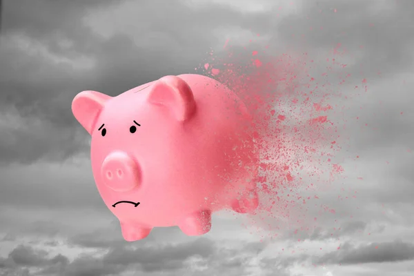 No money or savings have disappeared. Piggy bank turns into sand against the sky — Stock Photo, Image