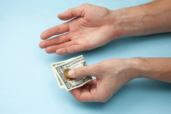 Ο άνθρωπος κρατά τα χρήματα στα χέρια του και μια παλάμη ψηλά. — Φωτογραφία Αρχείου