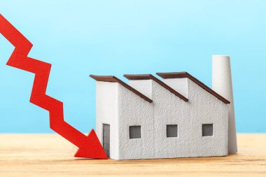 Fabrika ve aşağı ok. Üretimde ve kârda kavram düşüşü