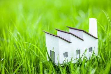 Yeşil çimenlikteki Eko Fabrikası. Metin için alanı kopyala.