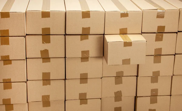 Cajas de cartón para entrega o traslado. Una caja es especial y sacada. Montón de cajas — Foto de Stock