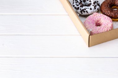 Beyaz arka planda kutuda çörekler. Metin için şablon kopyalama alanı