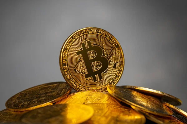 Bitcoin auf einem Haufen Kryptowährungen-Goldmünzen — Stockfoto