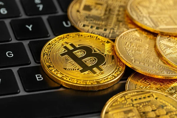 Gold-Bitcoin-Münzen auf Laptop-Tastatur — Stockfoto