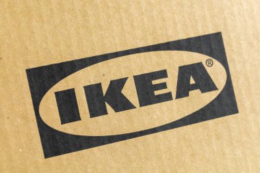 KIEV, UKRAINE - 21 Mayıs 2021: Karton kutunun üzerindeki IKEA logosu